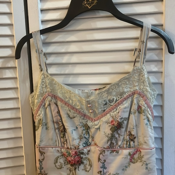 Kitten D’amore. Designed in Australia. AU Size 6 - Picture 2 of 12